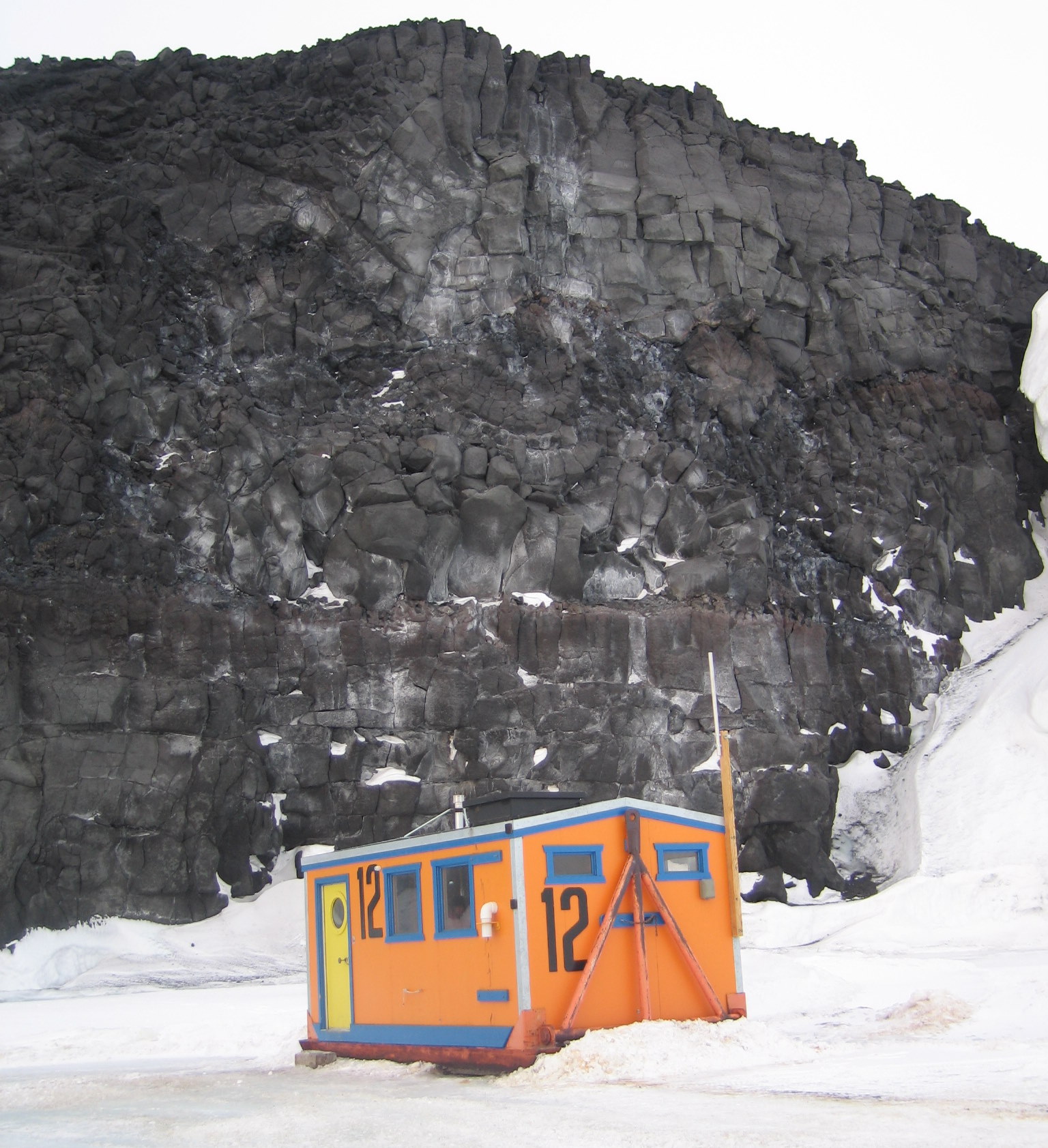 Warming hut behind Cape Evans (Photo: AN)